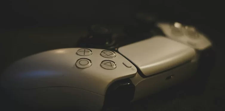 Sony údajně chystá nový DualSense s vyměnitelnou baterií